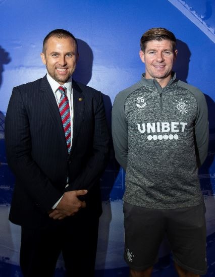 El fundador de TOMKET, Radek Grill (izquierda), con Steven Gerrard durante la colaboración con el Rangers F.C.